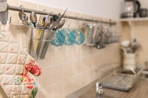 wiadro naczyń wiszących na ścianie w kuchni w obiekcie Apartment Roza w Zagrzebiu