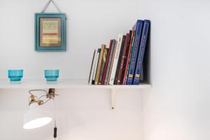 un estante con libros encima de un fregadero en Apartment Roza, en Zagreb