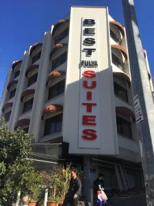 un edificio con un signo fedex delante de él en Best Fulya Suites, en Estambul
