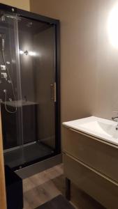 une salle de bain avec une douche en verre et un lavabo dans l'établissement Le Chalet d'Augusta, à Bourg-Saint-Maurice 22 autres photos
