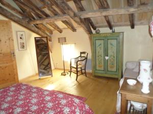 Cette chambre comprend un lit, une table et une chaise. dans l'établissement La Belle Poule - FAVEROLLE, à Villefranche-de-Rouergue