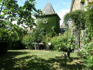 ヴィルフランシュ・ド・ルエルグにあるLa Belle Poule - FAVEROLLEの蔦に覆われた庭園
