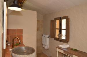 een badkamer met een grote wastafel en een raam bij Auberge U Sirenu in Sartène