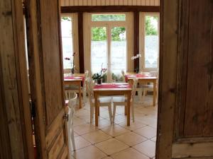 IlliersにあるHotel Les Aubépinesのダイニングルーム(テーブル、椅子、窓付)