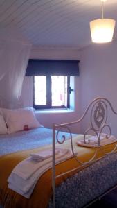 1 dormitorio con cama y ventana en Cantinho Redondo Gerês, en Entre Ambos os Rios