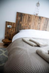 Schlafzimmer mit einem Bett mit einem Kopfteil aus Holz in der Unterkunft Bed & Breakfast De Plenkert in Valkenburg