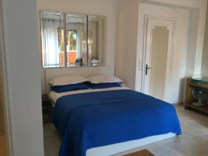 カンヌにあるParc De La Croisetteのベッドルーム1室(青いベッド1台、窓付)