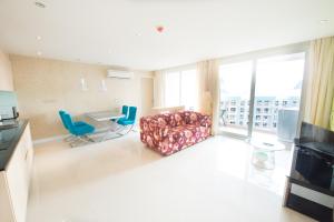芭達雅南區的住宿－芭堤雅加勒比海度假酒店，客厅配有沙发和桌子