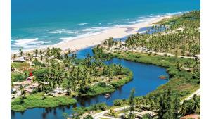 eine Luftansicht auf einen Strand und einen Fluss in der Unterkunft Suite d'Artistes in Imbassai