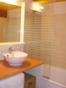 ビアリッツにあるstudio Victoria Surf Biarritzのバスルーム(洗面台、ガラス張りのシャワー付)