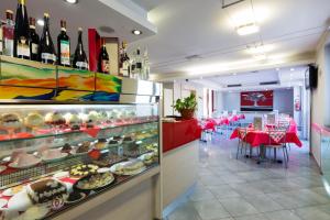 restauracja z wystawą pełną jedzenia w obiekcie Albergo Verdi w mieście Novi Ligure