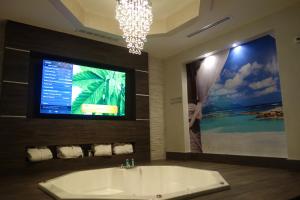 La salle de bains est pourvue d'une grande télévision et d'une baignoire. dans l'établissement Motel Marche, à Mexicali