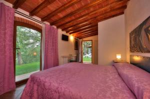 a bedroom with a bed and a window at Agriturismo Borgo Nuovo Di Mulinelli in Arezzo