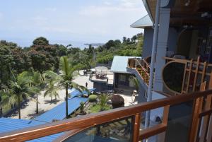 una vista de la playa desde el balcón de una casa en Kivu Peace View Hotel, en Gisenyi