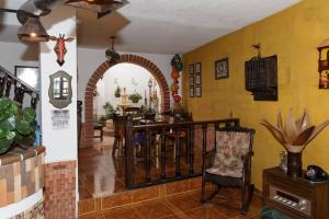 a kitchen and dining room with an archway in a house at Tonsuca in Iza