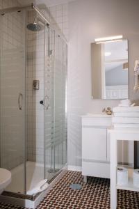 y baño con ducha y lavamanos. en Mouzinho 244 - Porto Houses & Suites, en Oporto