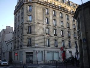 a large building on a city street with at Chambre d'hôte parisienne in Paris