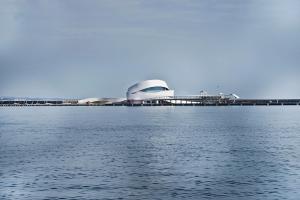 un grand bâtiment à côté d'une grande étendue d'eau dans l'établissement VRS - Budget 21 ft Boatel parking, à Vila Nova de Gaia