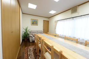 a conference room with a long table and chairs at Guesthouse Kimiko in Kasagicho