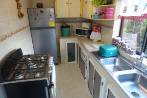 a small kitchen with a stove and a sink at Posada Miss Portia in Providencia
