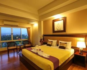 Postel nebo postele na pokoji v ubytování Madina Rayong Hotel