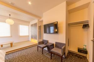 TV a/nebo společenská místnost v ubytování Hotel M's Plus Shijo Omiya