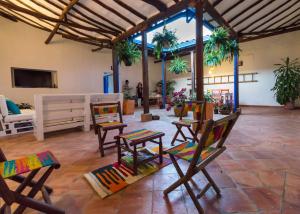 a room with chairs and tables in a room at Meraki Boutique Hostel in San Gil