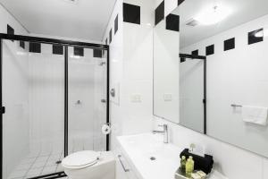 纽卡斯尔Clarendon Hotel的带淋浴、马桶和水槽的浴室