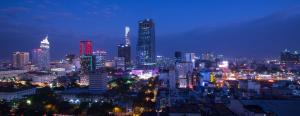 un perfil urbano por la noche con edificios iluminados en Central Palace Hotel, en Ho Chi Minh