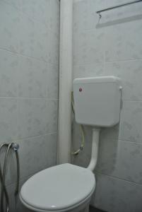 een badkamer met een wit toilet in een kamer bij Wave Langkawi Inn in Pantai Cenang