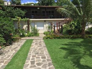 Un jardín fuera de Suítes da Piscina
