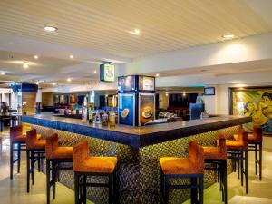 Lounge o bar area sa Aston Kuta Hotel and Residence