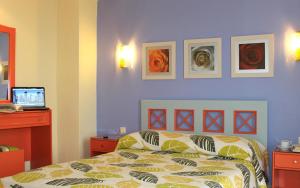 Ένα ή περισσότερα κρεβάτια σε δωμάτιο στο Amaryllis Hotel Apartments