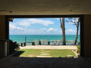 - Patio con sillas y vistas al océano en Condominio Via Del Mare, en Búzios
