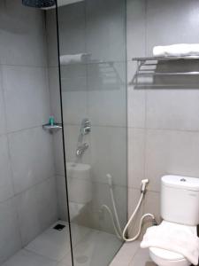 Koupelna v ubytování KHAS Makassar Hotel
