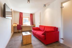TV a/nebo společenská místnost v ubytování L'AO Hôtel & Restaurant L'Aigle d'Or