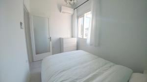 アテネにあるKYMA Apartments - Athens Acropolis 3の白いベッドルーム(ベッド1台、窓付)