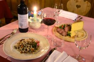 フィエーラ・ディ・プリミエーロにあるBaita La Ritondaのテーブル(一皿の料理とワイン1本付)