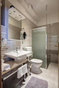 y baño con lavabo, aseo y ducha. en Apartment Noa, en Šibenik