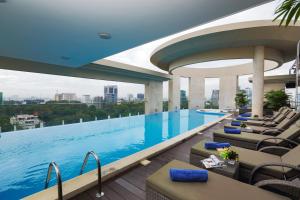 胡志明市的住宿－中央皇宮酒店，建筑物屋顶上的游泳池