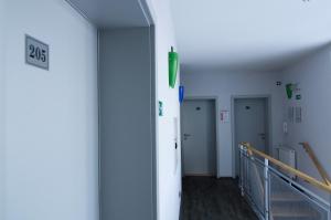un pasillo de un hospital con dos ascensores en Pension Escrime, en Karlovy Vary