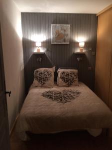 アヴリユーにあるStudio Avrieuxの小さなベッドルーム(枕2つ付きのベッド1台付)