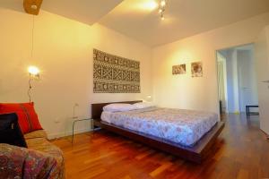 1 dormitorio con 1 cama y 1 sofá en La Casetta en Venecia