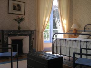 Voodi või voodid majutusasutuse chambres d'hotes du Manoir de Suguensou toas