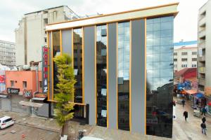 een gebouw met grote glazen ramen in een stad bij Hotel Iz in Izmir