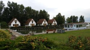 a row of houses next to a body of water at Schwalbennest in Ueckeritz