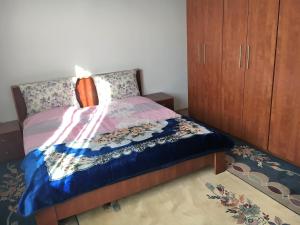 Łóżko lub łóżka w pokoju w obiekcie Center Apartment