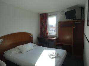 Postel nebo postele na pokoji v ubytování Quick Palace Epinal
