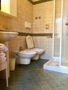 La salle de bains est pourvue de toilettes, d'un lavabo et d'une baignoire. dans l'établissement Albergo Isetta, à Grancona