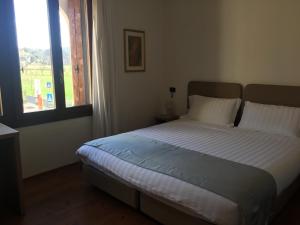 Ένα ή περισσότερα κρεβάτια σε δωμάτιο στο Albergo Isetta
